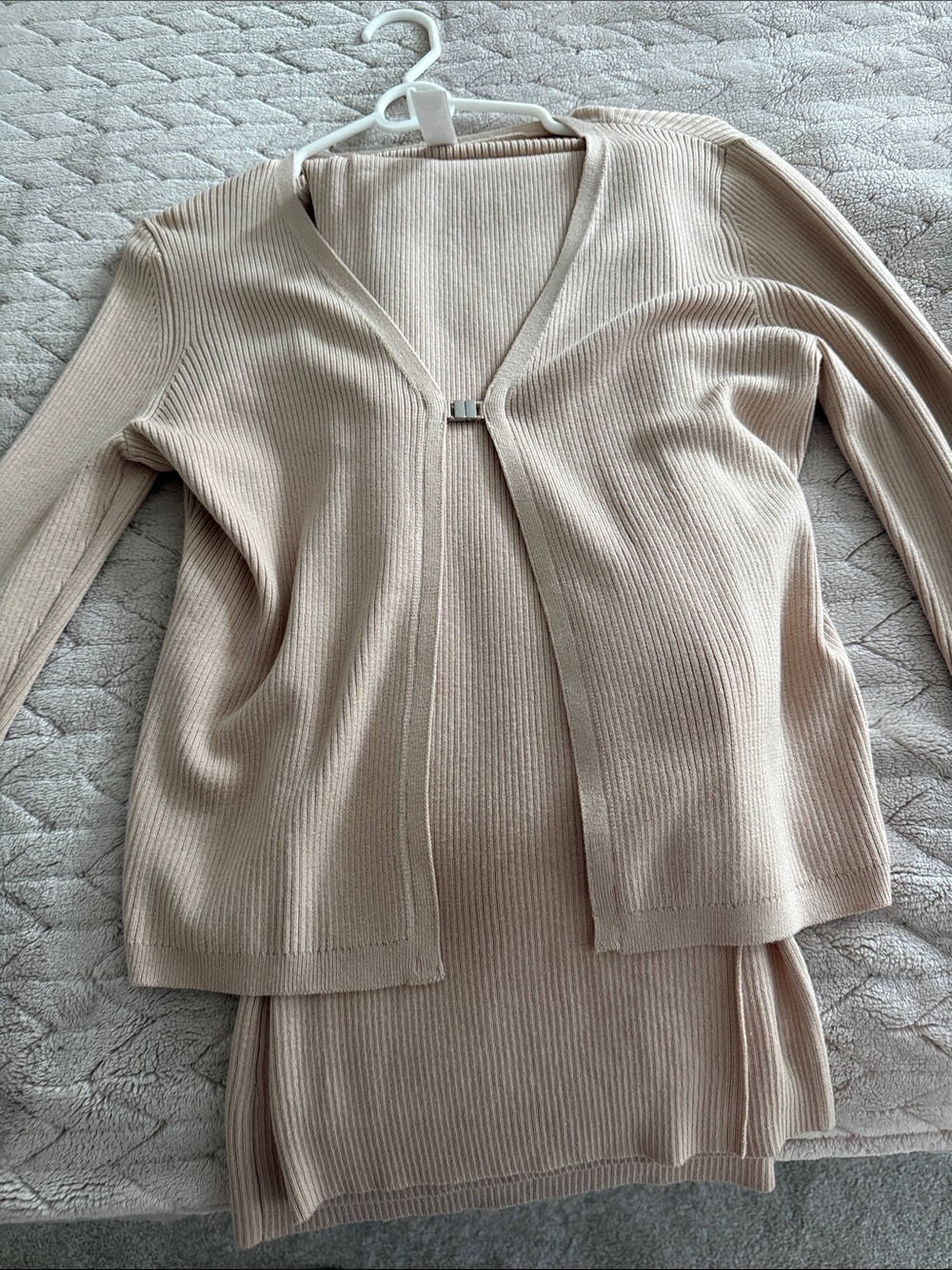 ALO Beige Ribbed V-Neck Women’s Sweater Cardigan Set